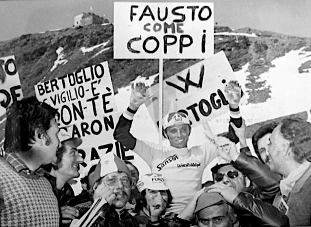 Fausto_Bertoglio_e_tifosi,_vittoria_Giro_d'Italia_1975.jpg