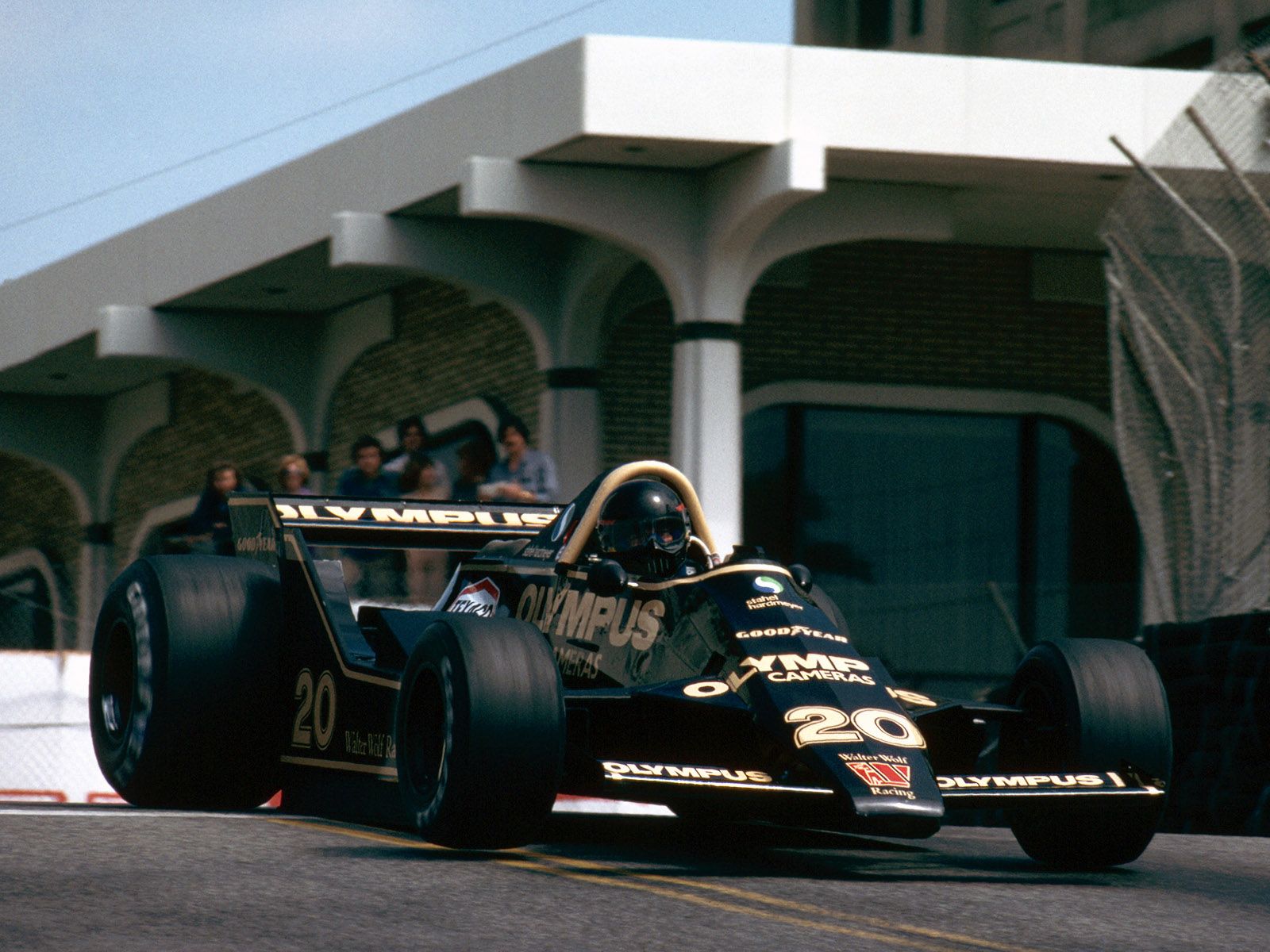 JAMES HUNT AND SUNSET BOARD IN 1979 – SportHistoria